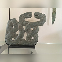 Fragment de plaque à anse  avec  deux serpents entrelacés,  Chlorite. Antiquités orientales, Iran et Bactriane, IIIe – début du IIe millénaire av. J.-C, salle 305,  Sully.