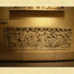 Antiquités. Salle 414, (ancienne salle 28), RDC, Denon, Louvre. Sarcophage avec la légende de Prométhée. Vers 240 après J.C-. Les 3 Parques, Athena, Hermès, Poséïdon, Séléné président à la Destinée humaine de la naissance à la mort.