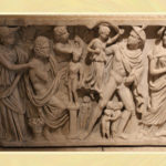 Antiquités. Salle 414, (ancienne salle 28), RDC, Denon, Louvre. Sarcophage avec la légende de Prométhée. Vers 240 après J.C-. Les 3 Parques, Athena, Hermès, Poséïdon, Séléné président à la Destinée humaine de la naissance à la mort.