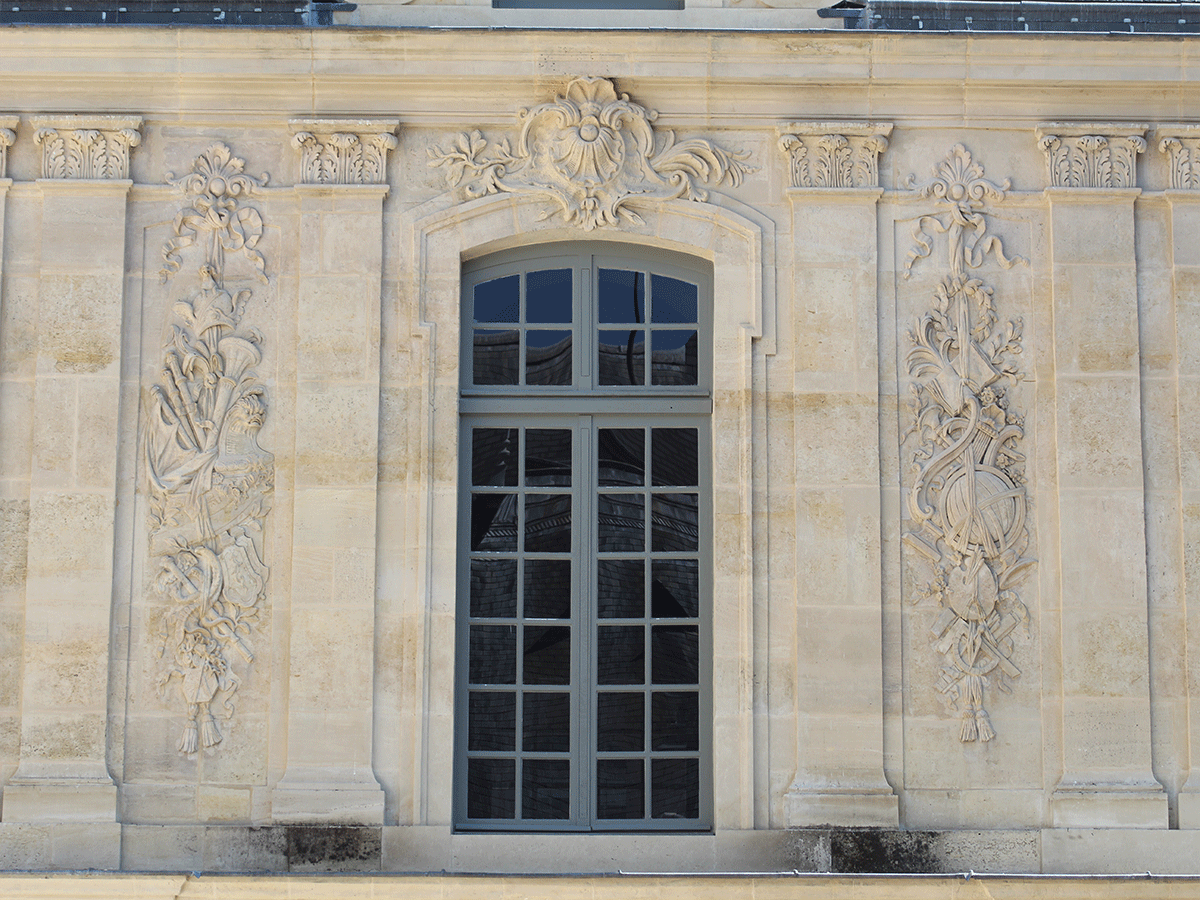 Côté ancienne cour avec l’arc de Nazareth et la façade des drapiers. Musée Carnavalet, 23 rue de Sévigné.