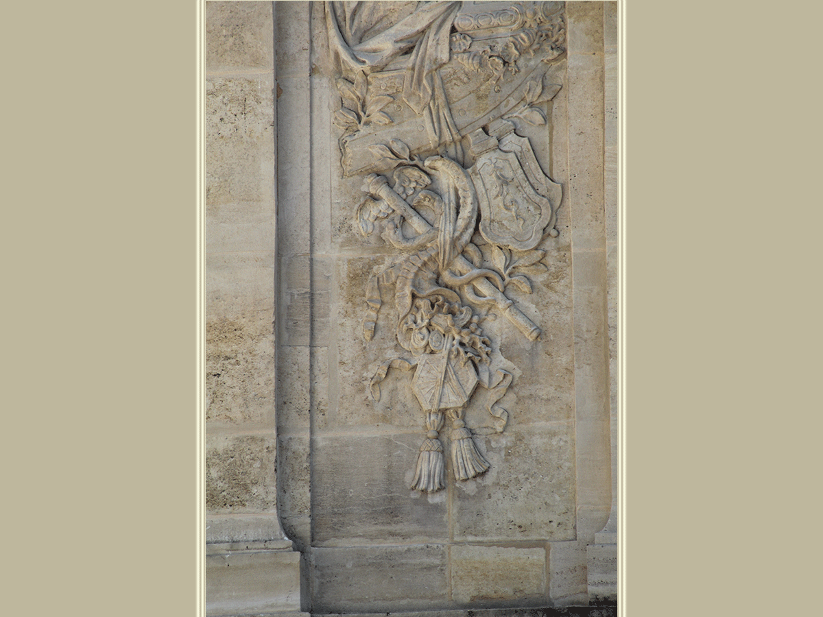 Côté ancienne cour avec l’arc de Nazareth et la façade des drapiers. Musée Carnavalet, 23 rue de Sévigné.