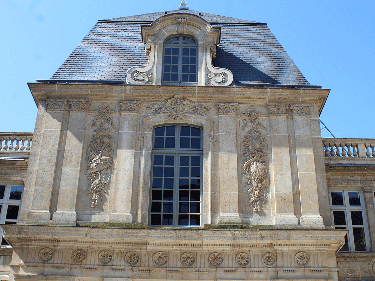 Côté cour de la Victoire. Musée Carnavalet, 23 rue de Sévigné.