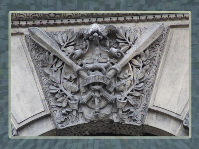 Rue de Rivoli. Entre le passage Richelieu et le musée des Arts Décoratifs.