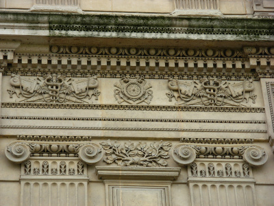 Entre la Porte des Lions et le Pavillon Jaujard, Louvre, côté jardin du Carrousel