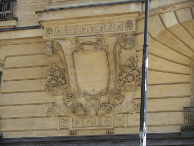 Angle rue Villaret de Joyeuse - rue des Acacias. Place Yvan et Claire Morandat, face à l'avenue de la Grande Armée