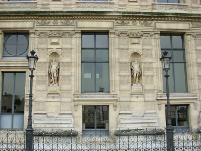 Entre la Porte des Lions et le Pavillon Jaujard, Louvre, côté jardin du Carrousel