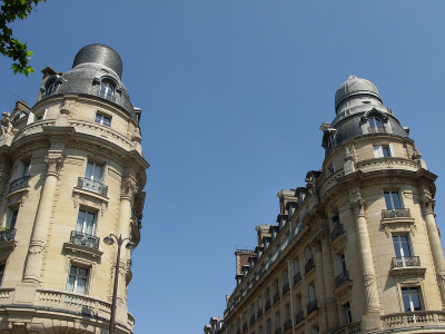 Angle rue Brunel, rue Villaret de Joyeuse, rue des Acacias. Place Yvan et Claire Morandat, face à l'avenue de la Grande Armée