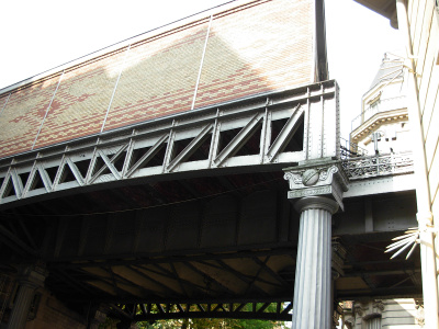 Métro de Passy, en bas rue d'Alboni