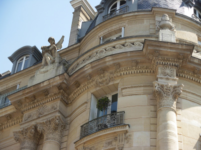 Angle rue Villaret de Joyeuse - rue des Acacias. Place Yvan et Claire Morandat, face à l'avenue de la Grande Armée