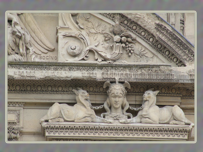 A côté du bâtiment des Arts décoratifs et bâtiment des Arts décoratifs, Louvre, côté rue de Rivoli.