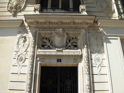 Angle rue Brunel – rue Villaret de Joyeuse. Place Yvan et Claire Morandat, donnant sur l'avenue de la Grande Armée