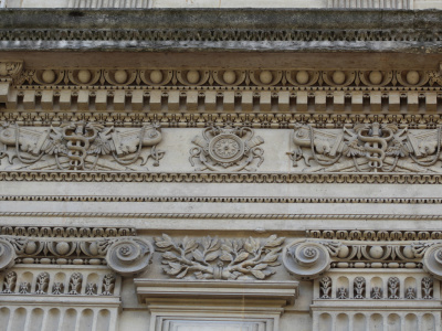 Porte Jaujard et pavillon Jaujard, Louvre. Côté jardin du Carrousel.