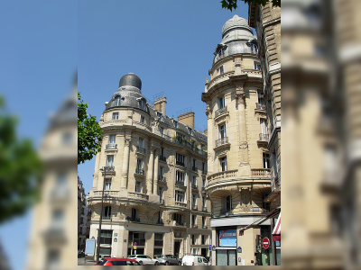 Angle rue Brunel, rue Villaret de Joyeuse, rue des Acacias. Place Yvan et Claire Morandat, face à l'avenue de la Grande Armée