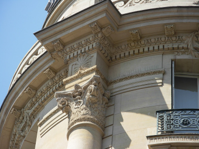 Angle rue Brunel – rue Villaret de Joyeuse. Place Yvan et Claire Morandat, donnant sur l'avenue de la Grande Armée