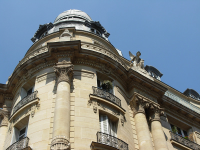 Angle rue Villaret de Joyeuse - rue des Acacias. Place Yvan et Claire Morandat, face à l'avenue de la Grande Armée