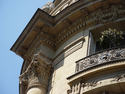 Angle rue Villaret de Joyeuse - rue des Acacias. Place Yvan et Claire Morandat, face à l'avenue de la Grande Armée