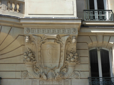 Angle rue Brunel – rue Villaret de Joyeuse. Place Yvan et Claire Morandat, donnant sur l'avenue de la Grande Armée