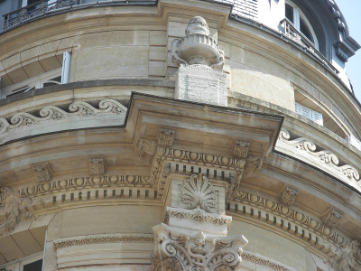 Angle rue Villaret de Joyeuse - rue des Acacias. Place Yvan et Claire Morandat, face à l'avenue de la Grande Armée