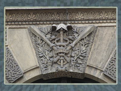 Rue de Rivoli. Entre le passage Richelieu et le musée des Arts Décoratifs.