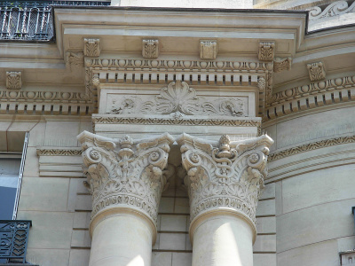 Angle rue Brunel – rue Villaret de Joyeuse. Place Yvan et Claire Morandat, donnant sur l'avenue de la Grande Armée