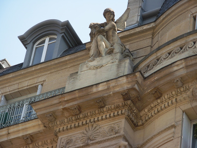 Angle rue Villaret de Joyeuse - rue des Acacias. Place Yvan et Claire Morandat, face à l'avenue de la Grande Armée