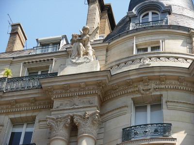 Angle rue Brunel – rue Villaret de Joyeuse. Place Yvan et Claire Morandat, donnant sur l'avenue de la Grande Armée