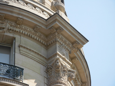 Angle rue Brunel – rue Villaret de Joyeuse. Place Yvan et Claire Morandat, donnant sur l'avenue de la Grande Armée