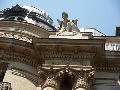 Angle rue Villaret de Joyeuse - rue des Acacias. Place Yvan et Claire Morandat, face à l'avenue de la Grande Armée