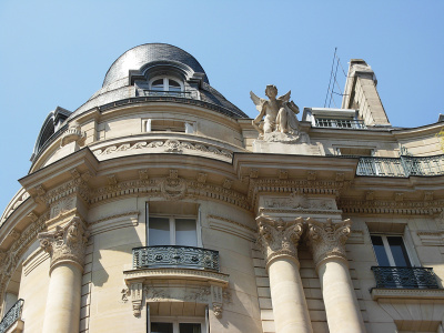 Angle rue Brunel – rue Villaret de Joyeuse. Place Yvan et Claire Morandat, donnant sur l'avenue de la Grande Armée