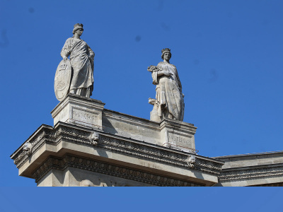 Gare du Nord, statue d'Amsterdam.