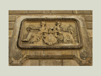 Entrée de la Banque de France, rue de la Vrillière. Bas-relief sculpté par P. Moreau.