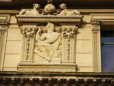  A côté du bâtiment des Arts décoratifs et bâtiment des Arts décoratifs, Louvre, côté rue de Rivoli.