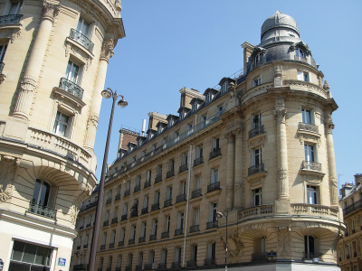 Angle rue Villaret de Joyeuse - rue des Acacias. Place Yvan et Claire Morandat, face à l'avenue de la Grande Armée