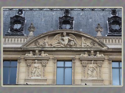  A côté du bâtiment des Arts décoratifs et bâtiment des Arts décoratifs, Louvre, côté rue de Rivoli.