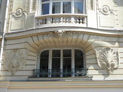 Angle rue Brunel – rue Villaret de Joyeuse. Place Yvan et Claire Morandat, donnant sur l'avenue de la Grande Armée