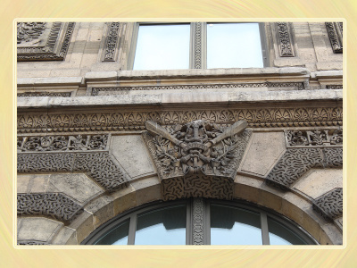 Rue de Rivoli. Entre Louvre-Rivoli et le passage Richelieu.  