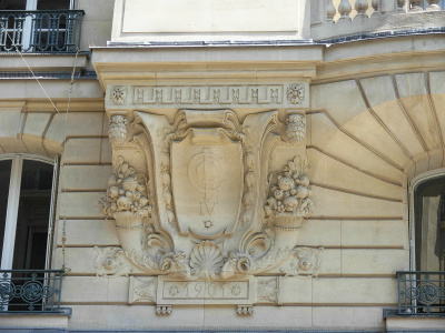 Angle rue Brunel – rue Villaret de Joyeuse. Place Yvan et Claire Morandat, donnant sur l'avenue de la Grande Armée