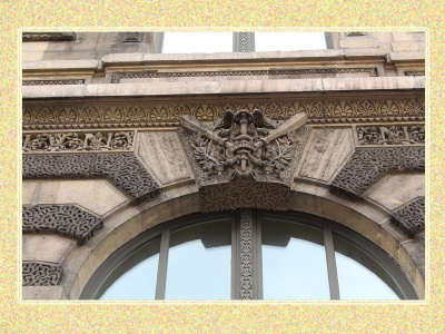 Rue de Rivoli. Entre Louvre-Rivoli et le passage Richelieu.  