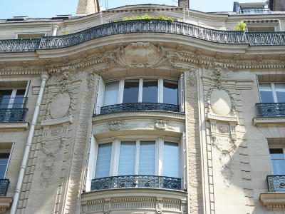 Angle rue Brunel – rue Villaret de Joyeuse. Place Yvan et Claire Morandat, donnant sur l'avenue de la Grande Armée