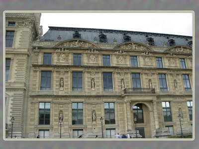 A côté du bâtiment des Arts décoratifs et bâtiment des Arts décoratifs, Louvre, côté rue de Rivoli.