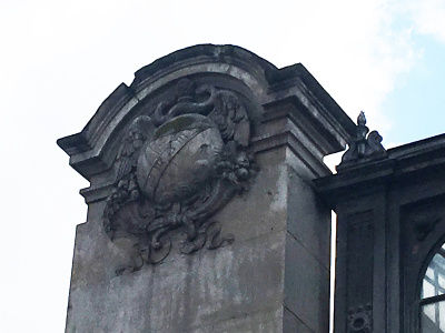 En face de la place de la Chapelle