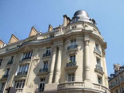 Angle rue Brunel – rue Villaret de Joyeuse. Place Yvan et Claire Morandat, donnant sur l'avenue de la Grande Armée 