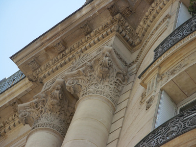 Angle rue Villaret de Joyeuse - rue des Acacias. Place Yvan et Claire Morandat, face à l'avenue de la Grande Armée