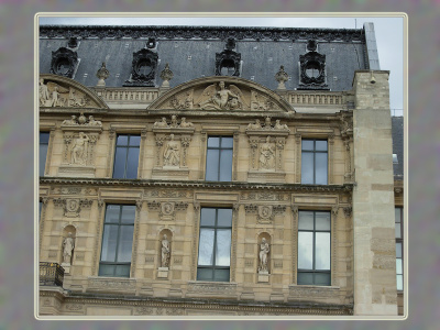  A côté du bâtiment des Arts décoratifs et bâtiment des Arts décoratifs, Louvre, côté rue de Rivoli.