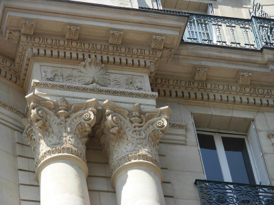 Angle rue Brunel – rue Villaret de Joyeuse. Place Yvan et Claire Morandat, donnant sur l'avenue de la Grande Armée