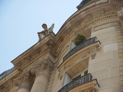 Angle rue Villaret de Joyeuse - rue des Acacias. Place Yvan et Claire Morandat, face à l'avenue de la Grande Armée